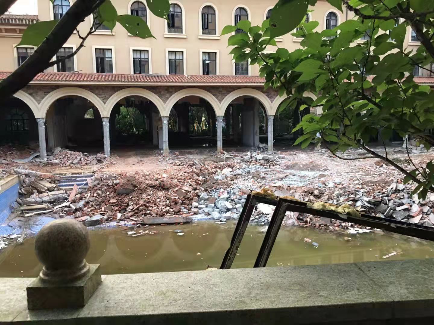 九江极地盛世名都在学校门口开会所.jpg